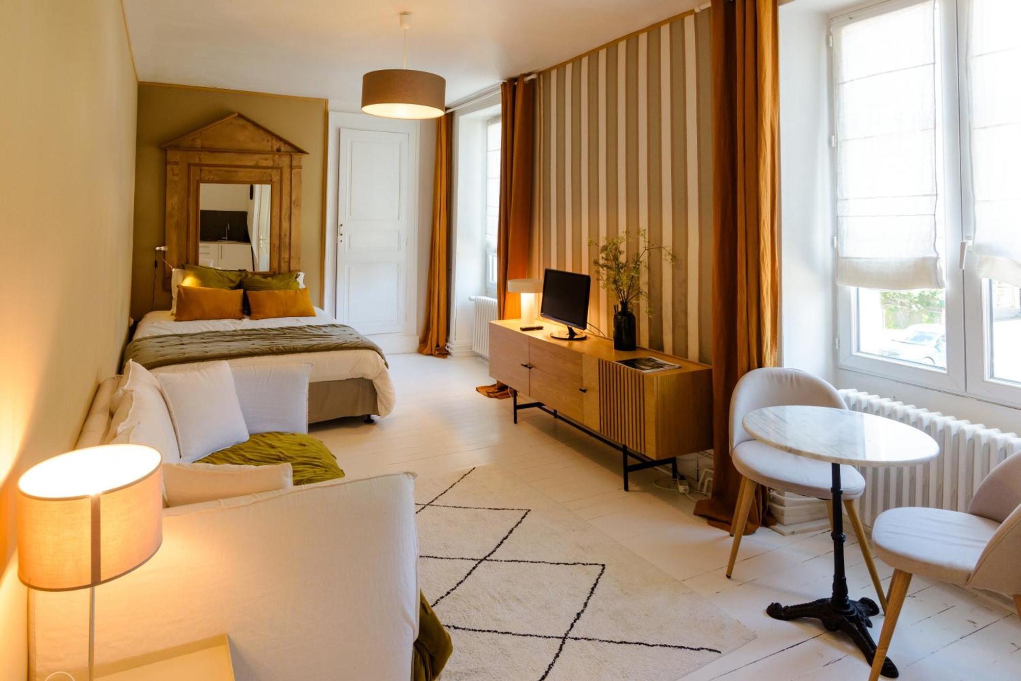 Aux Couleurs De Neuvy Hotel Екстериор снимка