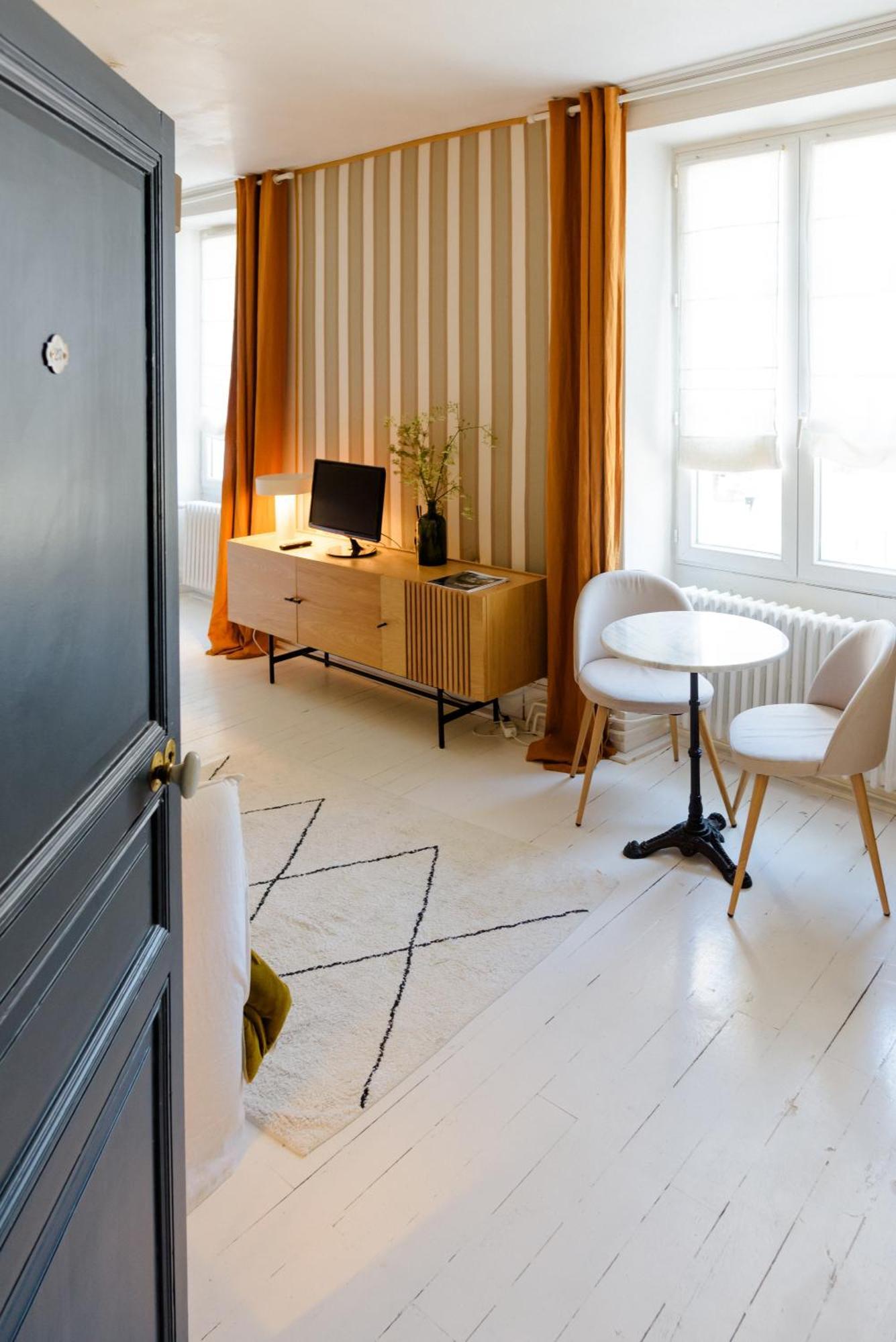 Aux Couleurs De Neuvy Hotel Екстериор снимка